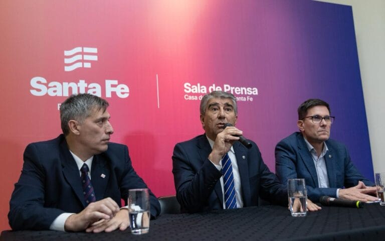 CONFERENCIA DE PRENSA DE MINISTROS SANTAFESINOS SOBRE EL PARO DE TODOS OS GREMIOS EL DIA MIERCOLES 8 DE MAYO