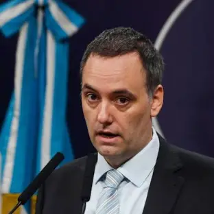 ADORNI EN COINFERENCIA DE PRENSA